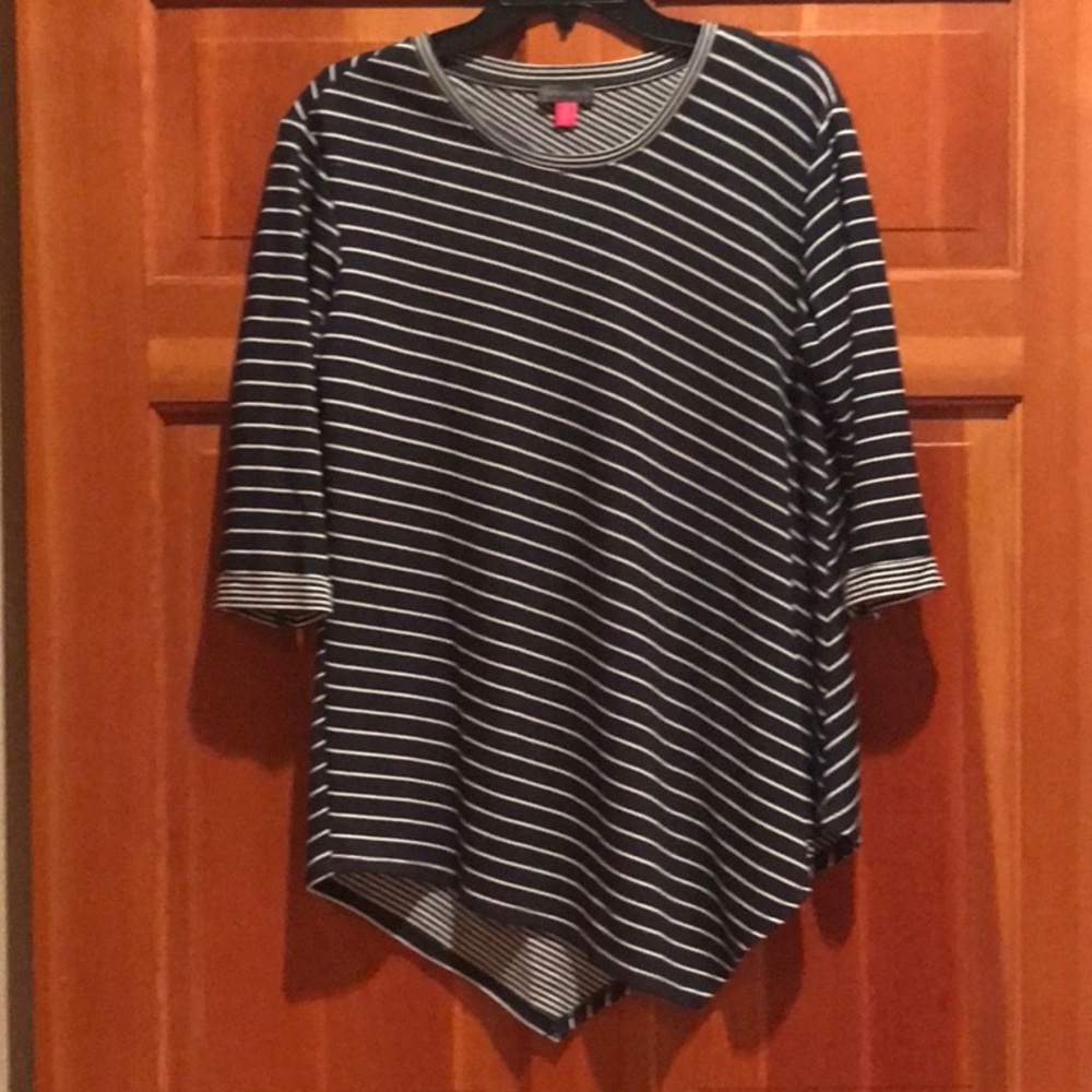 Vince Camuto 3/4sleeve Navy/Creme asymmetric hem Tunic NWOT